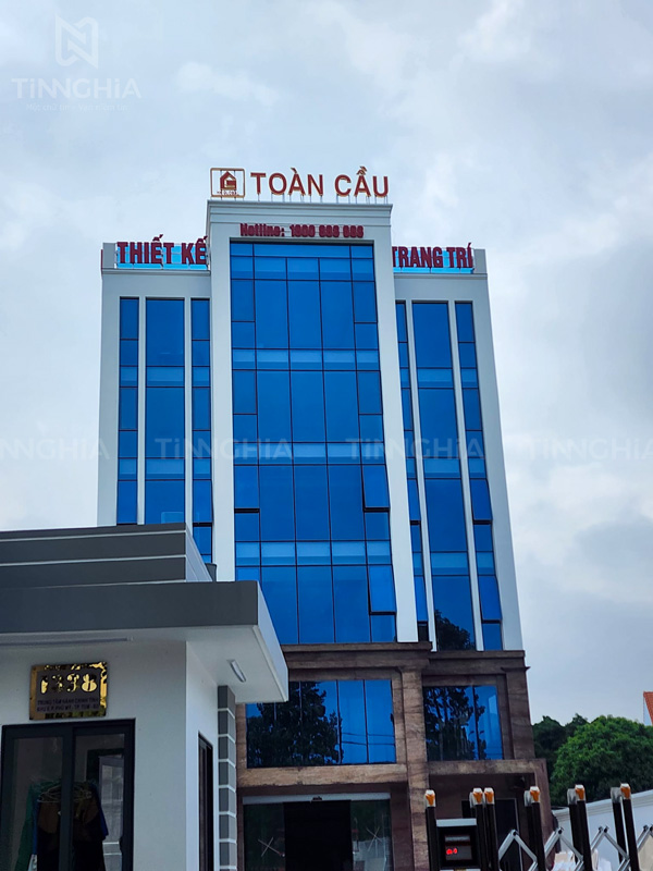 Bảng hiệu chữ nổi alu mặt mica gắn trên cao có khung sắt gia cố