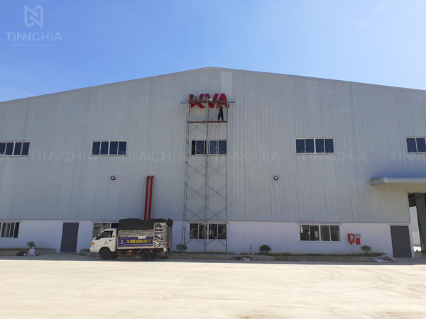 Thi công chữ nổi trên cao biển hiệu nhà xưởng công ty Tân Uyên Bình Dương