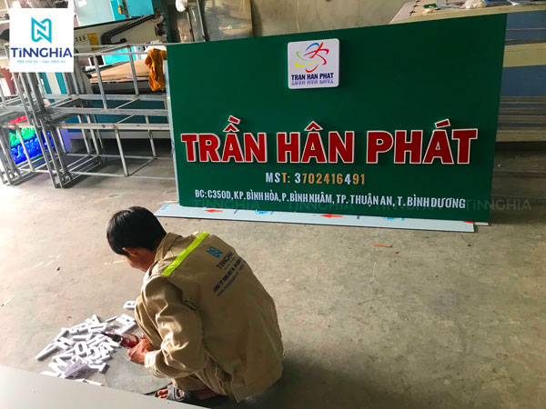 Bảng hiệu Alu chữ mica giá rẻ