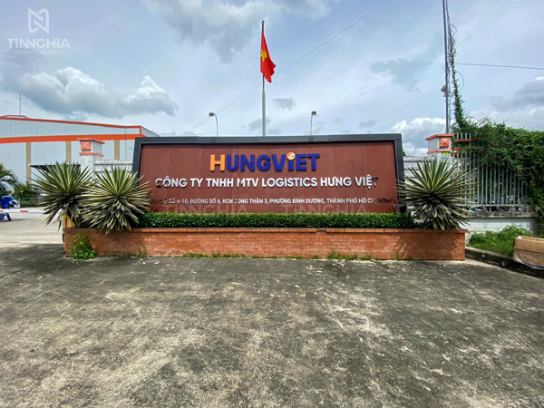 Thi công gắn bảng hiệu chữ inox công ty Bình Dương