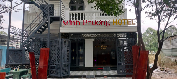 Một số mẫu bảng hiệu khung sắt chữ nổi mica, chữ nổi inox đèn LED Bình Dương