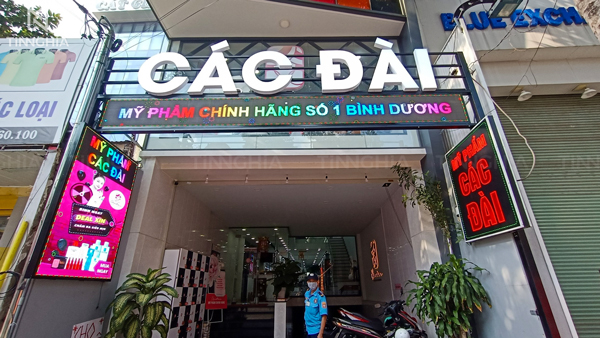 Làm biển hiệu chữ nổi mica khung sắt đẹp giá rẻ