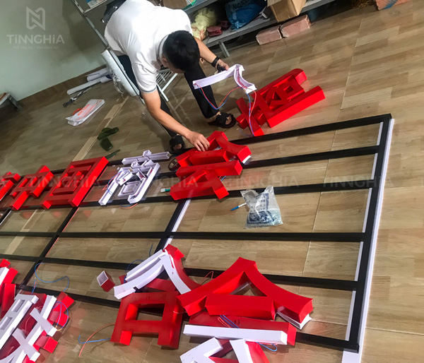 Làm Biển Hiệu Khung Sắt Chữ Nổi Bình Dương