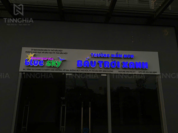 Bảng hiệu alu chữ nổi inox mặt mica sáng LED