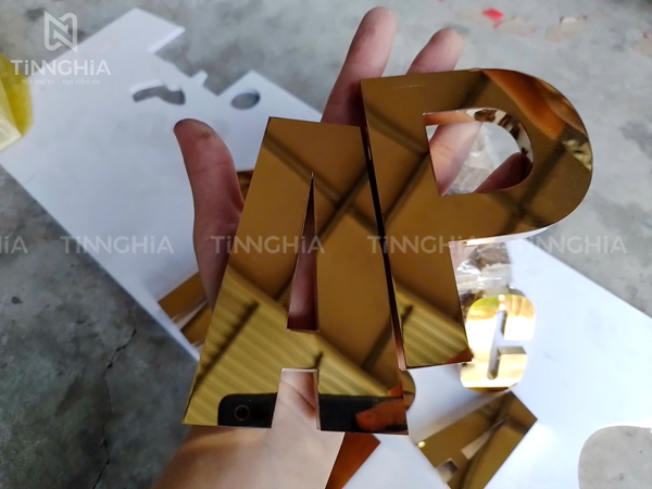 LÀM BẢNG TÊN TRƯỜNG HỌC TÂN UYÊN