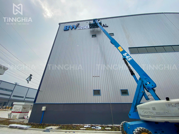 Bảng hiệu chữ nổi gắn trên cao nhà xưởng thi công bằng xe cẩu nâng