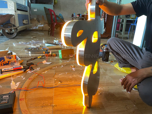 Chữ nổi inox đèn sáng chân làm biển hiệu công ty