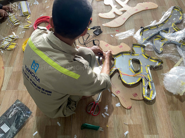 Làm chữ nổi inox xước LED sáng chân mica cháo