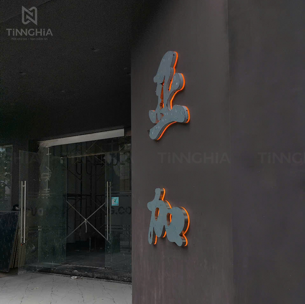 Làm logo chữ inox xước LED hắt sáng chân đẹp