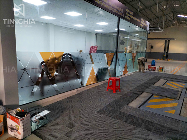 DÁN DECAL CỬA KÍNH TÂN UYÊN