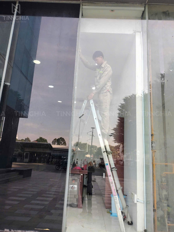 Thi công dán phim chống nắng cách nhiệt giá rẻ cho văn phòng
