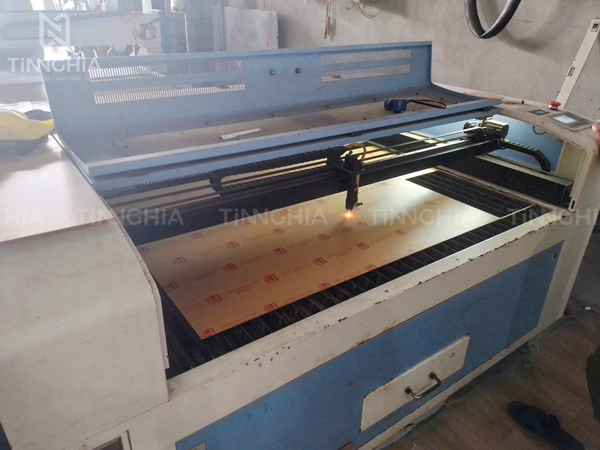 Các Yếu Tố Ảnh Hưởng Đến Giá Bảng Hiệu