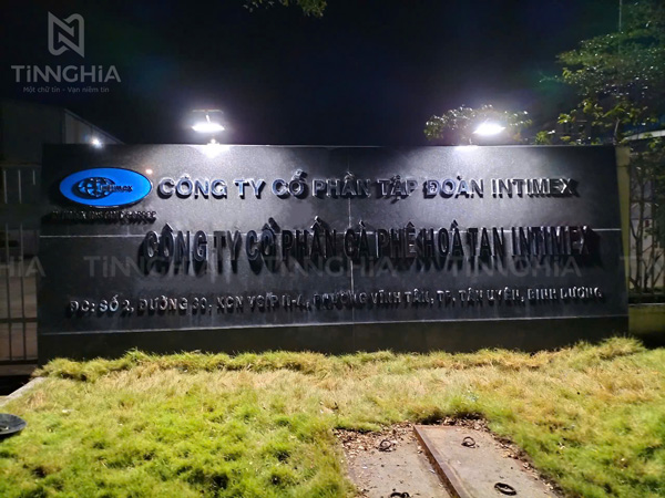 Làm biển công ty đá hoa cương chữ nổi có đèn LED pha