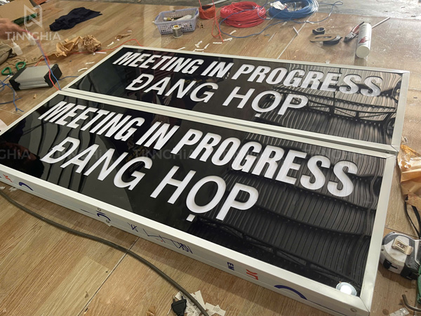 Biển hộp đèn LED cắt lọng mica dùng LED đỏ siêu sáng