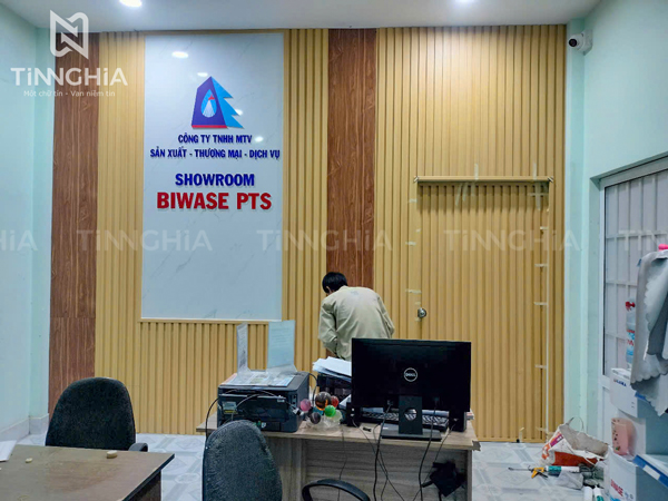 VÁCH NGĂN NHỰA GIẢ GỖ TÂN UYÊN