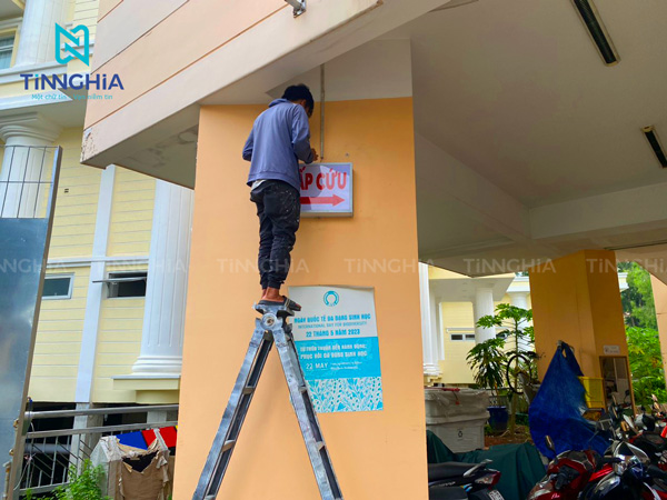 Gắn hộp đèn Mica giá rẻ Bình Dương