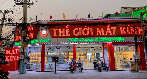 Mẫu bảng hiệu alu gắn chữ nổi mica cho cửa hàng mắt kính (Ảnh sưu tầm)