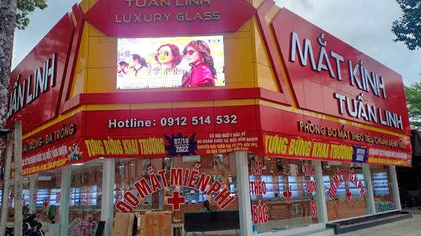 Mẫu bảng hiệu alu gắn chữ nổi mica cho cửa hàng mắt kính (Ảnh sưu tầm)