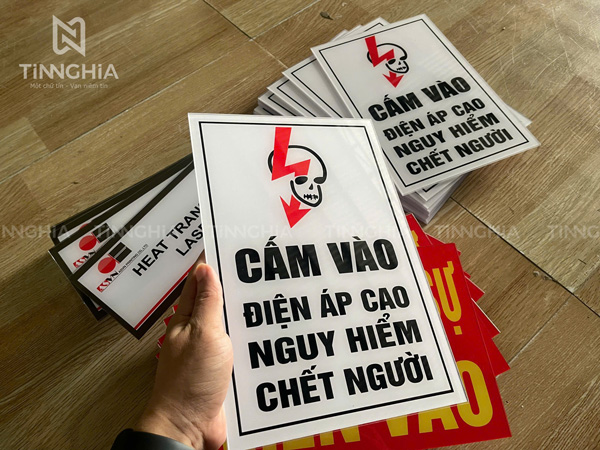 Làm bảng thông báo mica Bến Cát