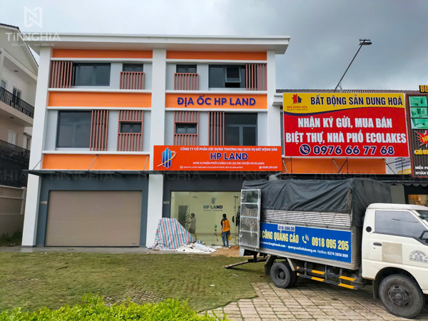 Bảng hiệu alu chữ nổi gắn ngay cửa vào chính công ty