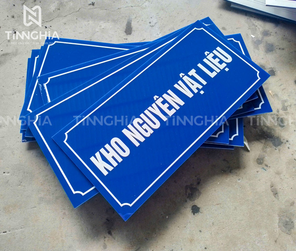 LÀM BIỂN MICA BẾN CÁT