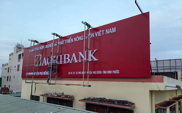 Mẫu bảng hiệu alu chữ nổi mica cho ngân hàng (Ảnh sưu tầm)