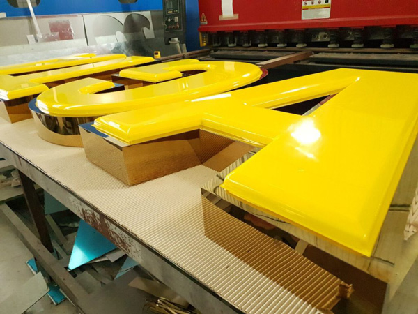 Chữ mặt Mica hút nổi đế Inox