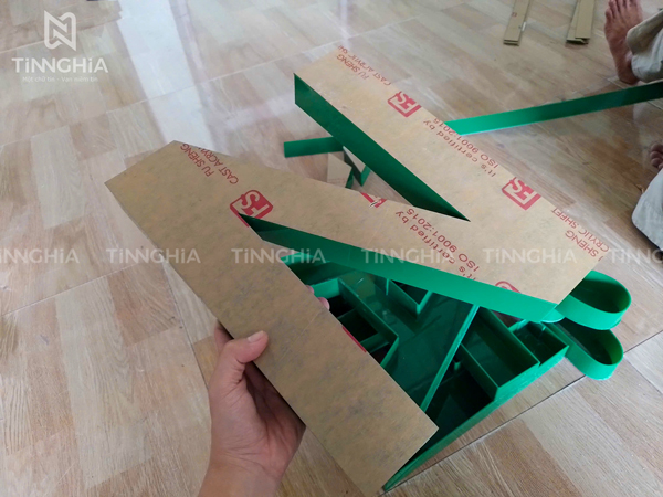 LÀM BẢNG TÊN TRƯỜNG HỌC TÂN UYÊN