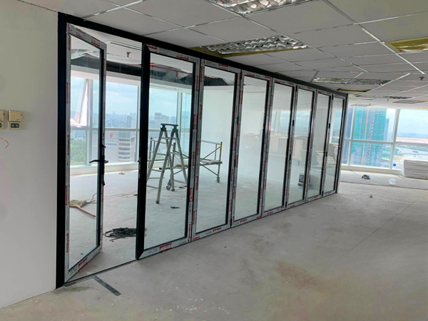 7 Lưu Ý Thi Công Vách Ngăn Nhôm Kính