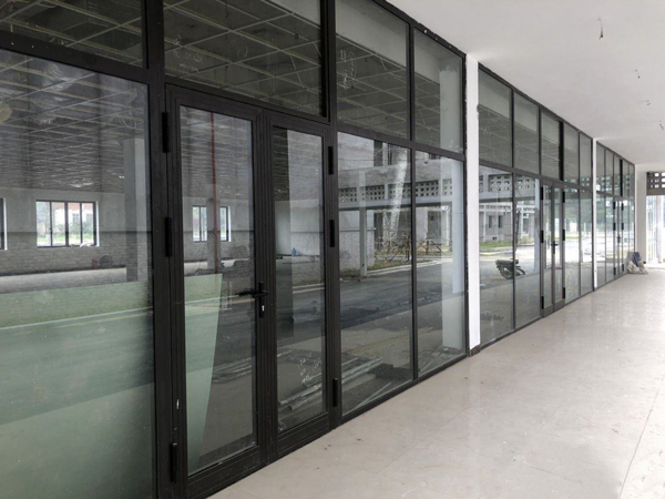 LÀM VÁCH NGĂN NHÔM KÍNH XINGFA BẾN CÁT