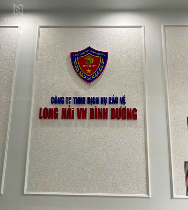 Logo dán decal, chữ mica nổi gắn tường trong nhà