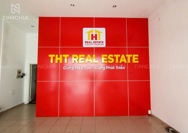 VÁCH NGĂN NHỰA GIẢ GỖ TÂN UYÊN