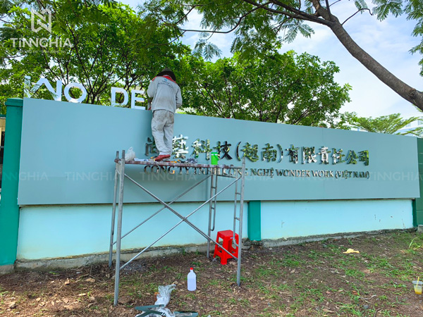 Bảng hiệu ốp alu chữ nổi inox gương