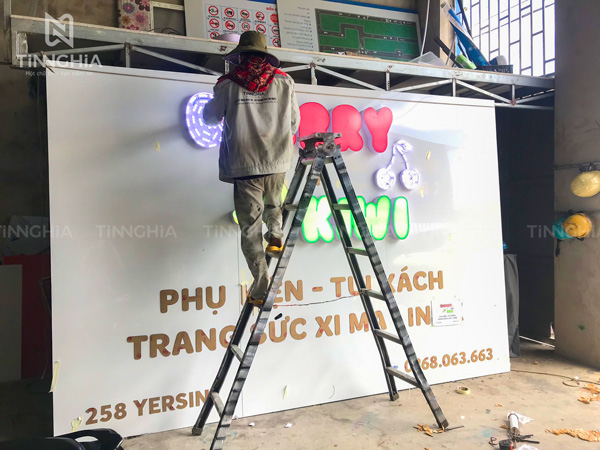 thi công bảng hiệu công ty tại Thuận An