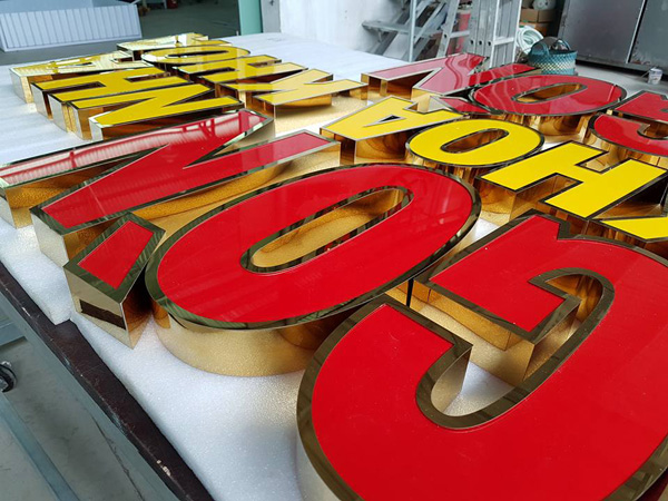 Chữ nổi mica viền inox vàng đẹp