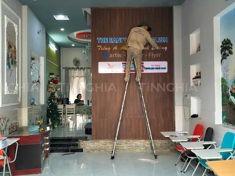 VÁCH NGĂN NHỰA GIẢ GỖ TÂN UYÊN | ỐP NHỰA GIẢ GỖ, ALU VÂN GỖ ĐẸP