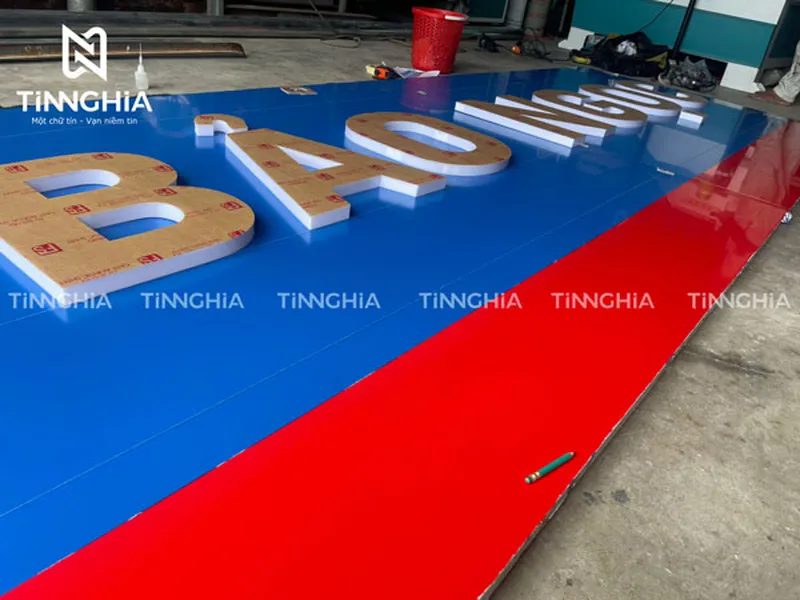 THI CÔNG BẢNG ALU CHỮ MICA NỔI CHO HỆ THỐNG ĐẠI LÝ KOUDIJS