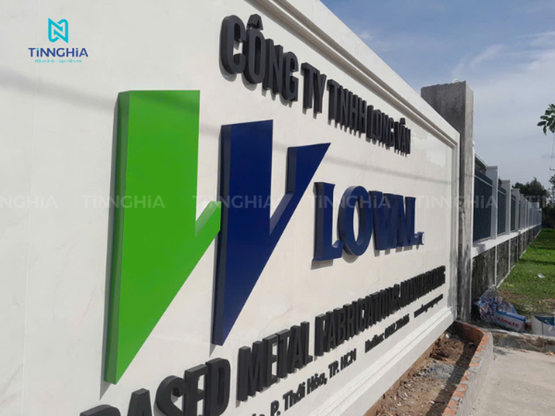 Bảng đá gắn logo Inox cho Công ty Long Vân