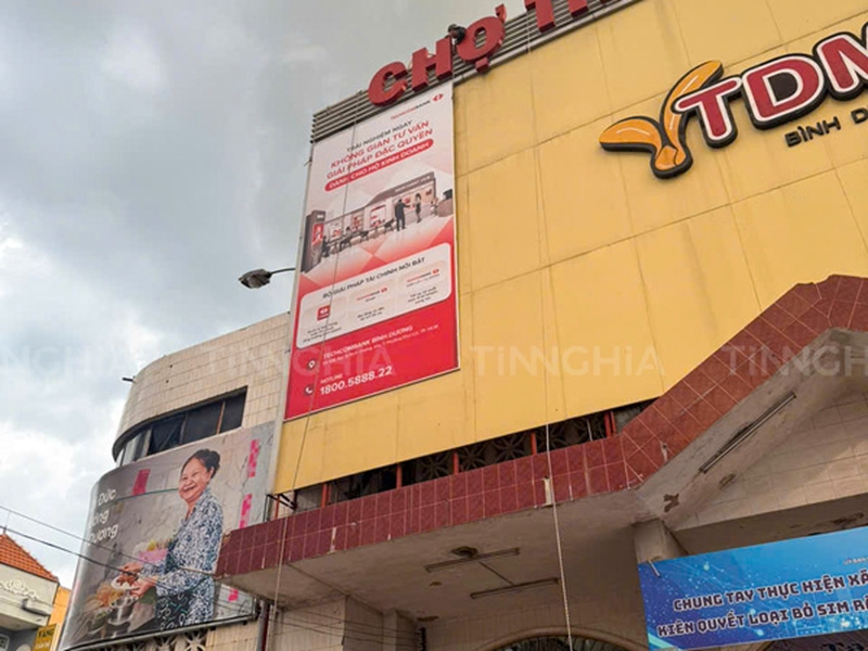 BIỂN BẠT CĂNG KHUNG THI CÔNG Ở CHỢ THỦ DẦU MỘT