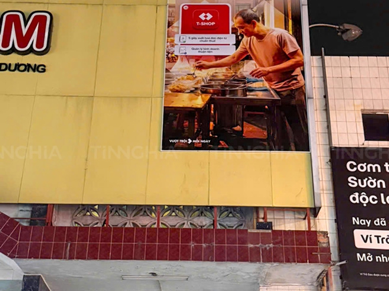 BIỂN BẠT CĂNG KHUNG THI CÔNG Ở CHỢ THỦ DẦU MỘT