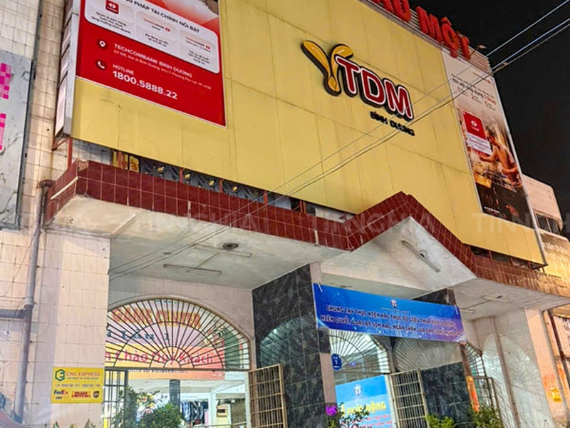 BIỂN BẠT CĂNG KHUNG THI CÔNG Ở CHỢ THỦ DẦU MỘT