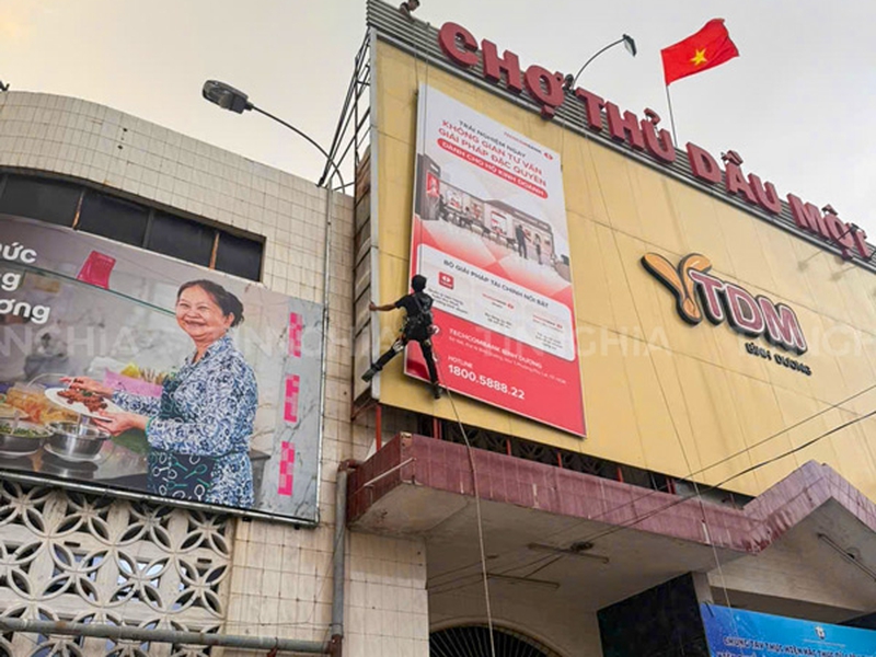 BIỂN BẠT CĂNG KHUNG THI CÔNG Ở CHỢ THỦ DẦU MỘT