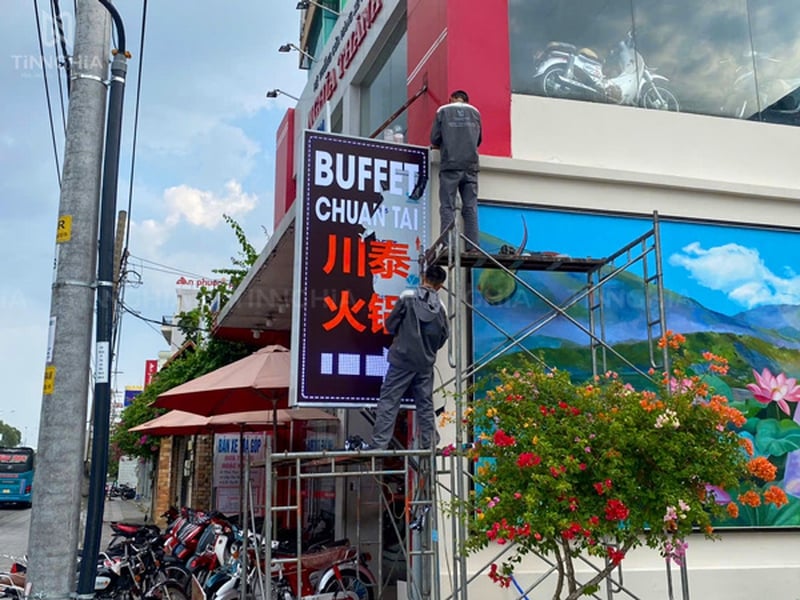 HỘP ĐÈN LED VẪY QUẢNG CÁO BẮT MẮT | THI CÔNG BUFFET CHUAN TAI