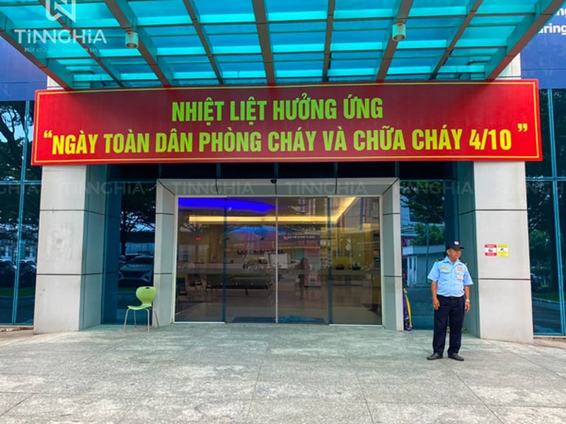 BẠT HIFLEX TREO KHẨU HIỆU TUYÊN TRUYỀN NGOÀI TRỜI
