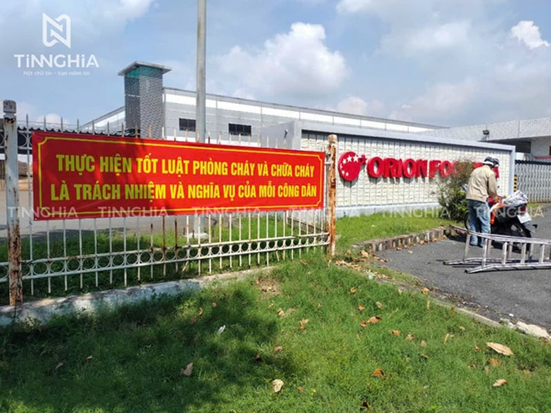 BẠT HIFLEX TREO KHẨU HIỆU TUYÊN TRUYỀN NGOÀI TRỜI