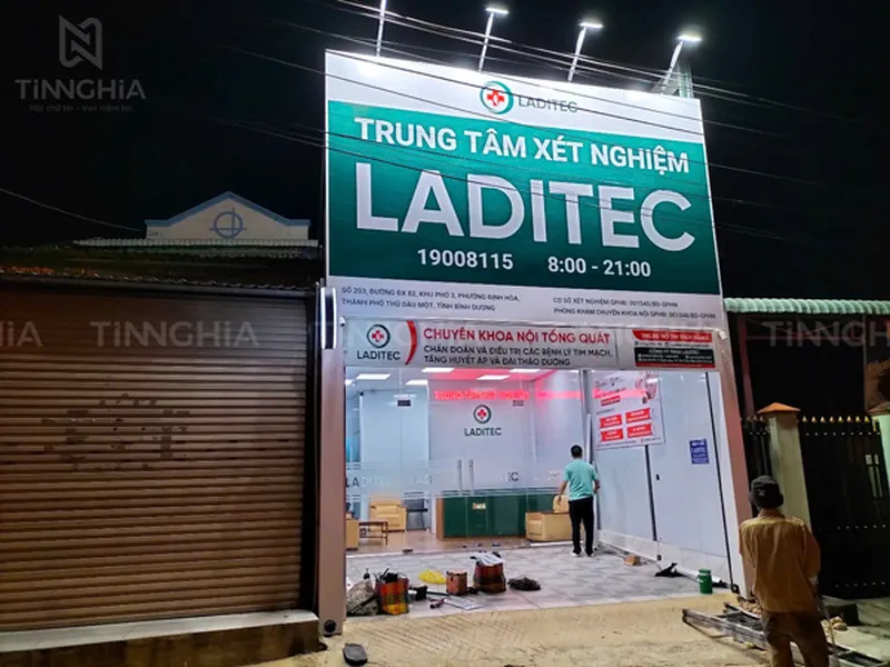 LÀM BẢNG HIỆU TRONG NHÀ BÌNH DƯƠNG | BACKGROUND BACKDROP VĂN PHÒNG