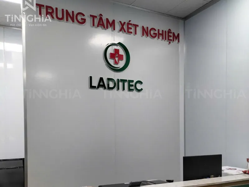 LÀM BẢNG HIỆU TRONG NHÀ BÌNH DƯƠNG | BACKGROUND BACKDROP VĂN PHÒNG