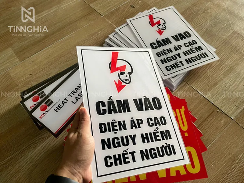 LÀM BẢNG MICA BẾN CÁT