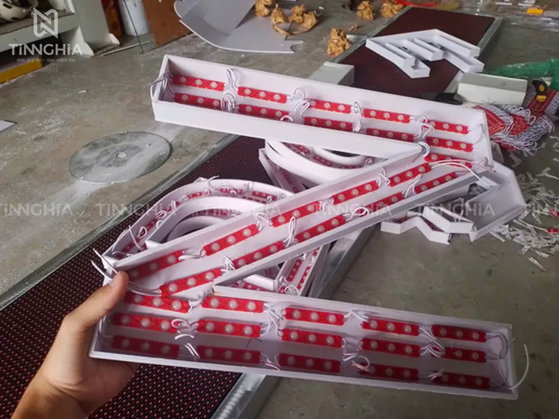 LÀM BẢNG QUẢNG CÁO PHÚ GIÁO BẰNG TÔN LAM | BIỂN HIỆU THANH LAM CHỮ NỔI LED