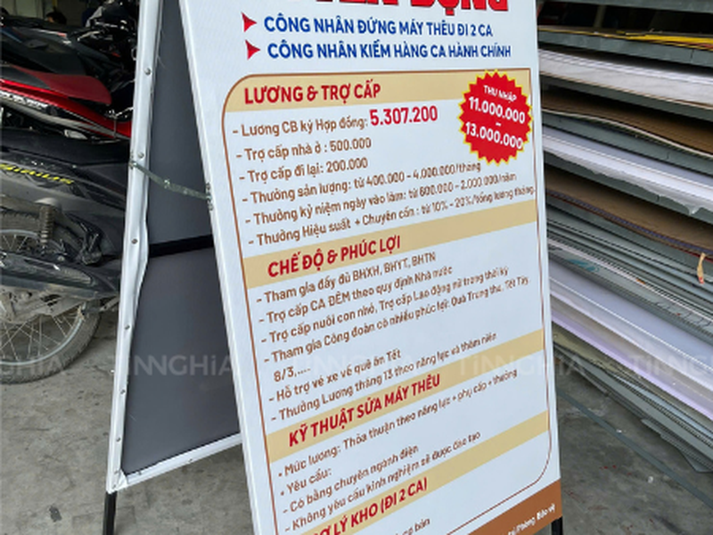 STANDEE KHUNG SẮT ĐỨNG NGOÀI TRỜI